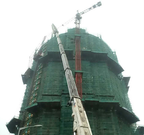 开原吊车在工地上作业
